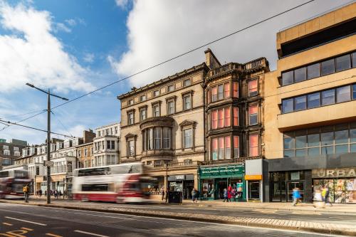 Otelden çekilmiş Edinburgh şehrinin genel bir manzarası veya şehir manzarası