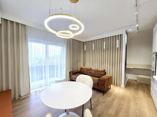 - un salon avec une table et un canapé dans l'établissement VIP Apartament Kopisto CENTRUM, à Rzeszów