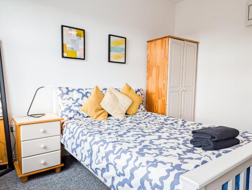 una camera con un letto e un piumone blu e bianco di Central Southsea Guest House a Portsmouth