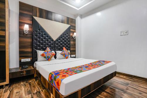 Giường trong phòng chung tại FabHotel Sai Plaza Executive - Chatrapati Sambhaji