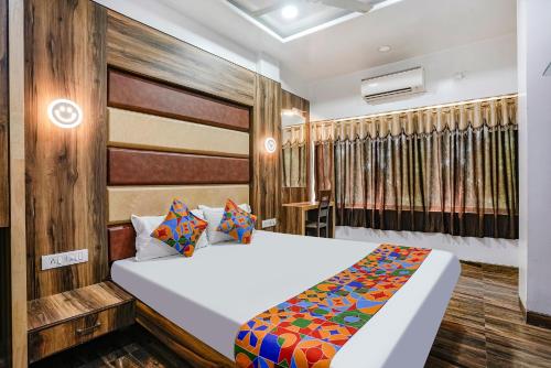 Giường trong phòng chung tại FabHotel Sai Plaza Executive - Chatrapati Sambhaji