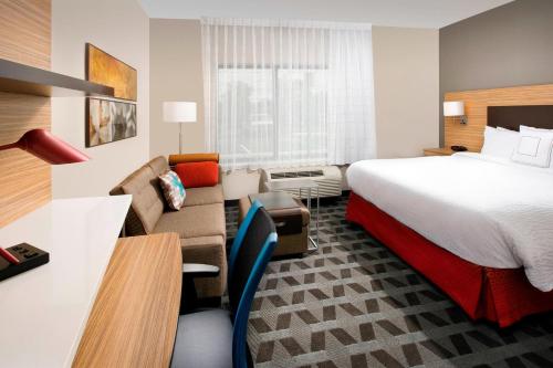 เตียงในห้องที่ TownePlace Suites by Marriott Alexandria Fort Belvoir