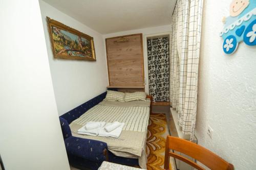 Camera piccola con letto e sedia di Apartmani Odmor i Mir a Vranje