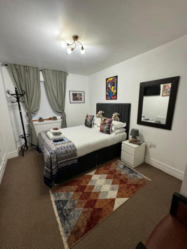 1 dormitorio con 1 cama con alfombra a cuadros en LoughView BED & BREAKFAST, en Belfast