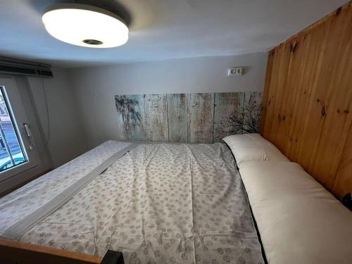 A bed or beds in a room at Apartamento amoblado en el centro de Madrid