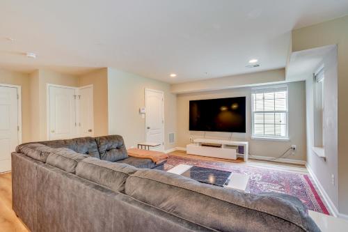 een woonkamer met een bank en een flatscreen-tv bij Glen Burnie Vacation Rental with Private Deck! in Glen Burnie