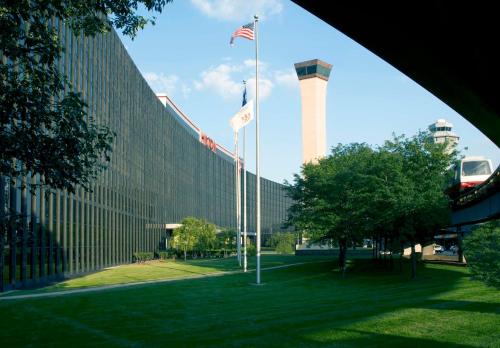 Deux drapeaux américains sur des poteaux devant un bâtiment dans l'établissement Hilton Chicago O'Hare Airport, à Rosemont