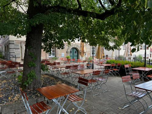 Un restaurant u otro lugar para comer en Gasthof Mayd