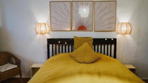 Una cama o camas en una habitación de NAPartman Pécs