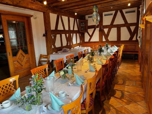 Un restaurant u otro lugar para comer en Gasthof Mayd