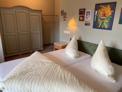 Una cama o camas en una habitación de Hotel Edelweiss Kitzbühel