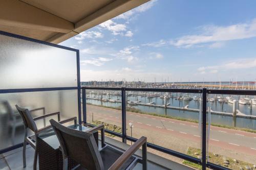 balcone con sedie e vista sul porto di Leonardo Hotel IJmuiden Seaport Beach a IJmuiden