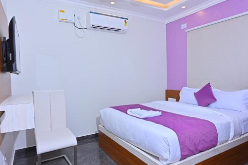 Cama ou camas em um quarto em Hotel Skylights Bangalore Airport