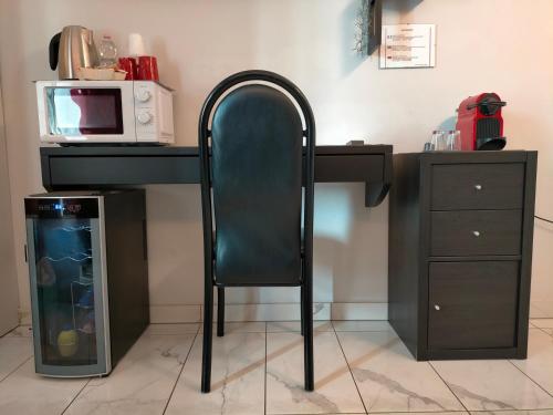 une chaise assise devant un bureau avec un four micro-ondes dans l'établissement CASA DELLA ZIA ELSA, à Vérone