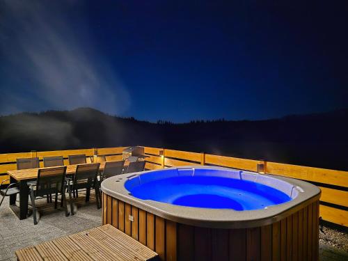 Снимка в галерията на LK Mountain Residence segmenty z prywatnym jacuzzi i widokami na góry i jezioro в Falsztyn