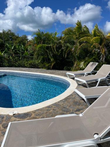 A piscina localizada em Villa Karolina ou nos arredores