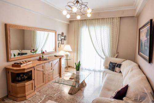 sala de estar con espejo grande y sofá en Cozy Cloud Apartment Nafplio, en Nauplia