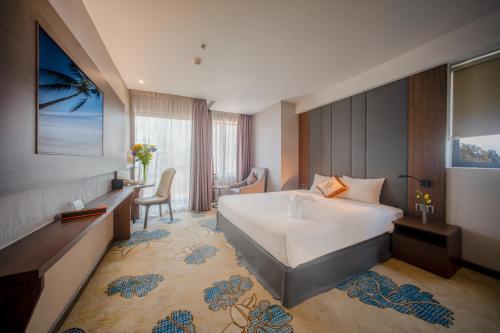 Habitación de hotel con cama y escritorio en Vesna Hotel Nha Trang, en Nha Trang