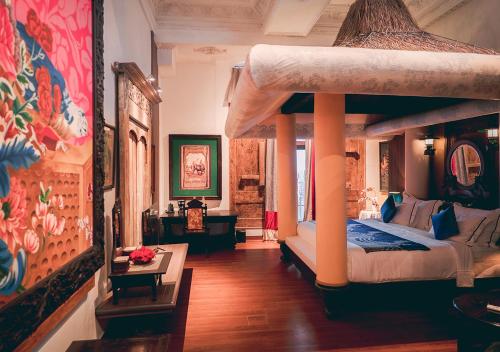 Cama ou camas em um quarto em House of Tugu, Old Town Jakarta