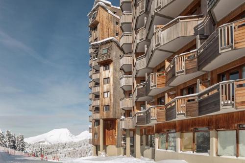 un edificio de apartamentos con nieve en el suelo en Résidence Saskia Falaise - Avoriaz, en Avoriaz