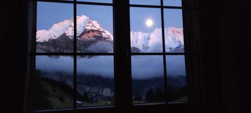 米伦Hotel Restaurant Sonnenberg的透过窗户可欣赏到山景