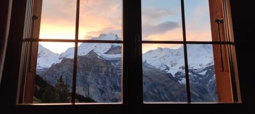 米伦Hotel Restaurant Sonnenberg的窗户享有雪覆盖的山脉美景