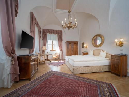 Un pat sau paturi într-o cameră la Hotel Schloss Dürnstein