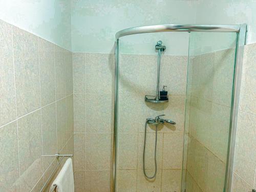 a shower with a glass door in a bathroom at Résidence Le Tali in Libreville