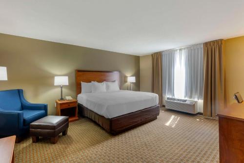 Cama ou camas em um quarto em Comfort Inn & Suites Marion I-57