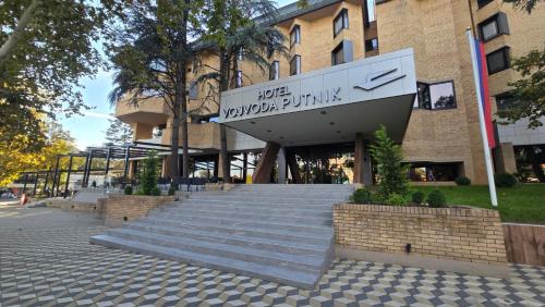 ein Gebäude mit einer Treppe vor einem Gebäude in der Unterkunft Hotel Vojvoda Putnik in Vranje