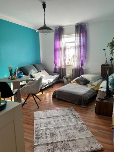 ein Wohnzimmer mit 2 Betten und einem Sofa in der Unterkunft Ferienwohnung HAPPYHOME Bahnhofnah gemütlich familiär in Arnstadt