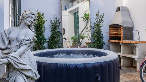 Galeri foto Giant Bedroom, Hot tub, PS5, in Historical Sintra Center inside 17th century Palace di Sintra