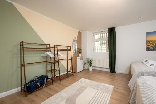 1 dormitorio con 1 cama y 1 litera en Leipzig Mitte - 2 Parkplätze - Koselig Apartments, en Leipzig