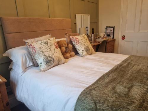 A bed or beds in a room at Montfort Cottage Guest House