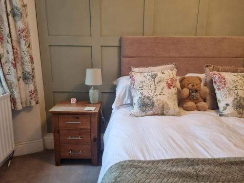 A bed or beds in a room at Montfort Cottage Guest House