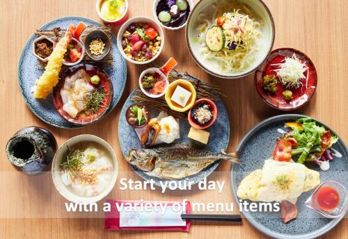 une table en bois avec des assiettes de nourriture dans l'établissement Mitsui Garden Hotel Kyoto Shinmachi Bettei, à Kyoto