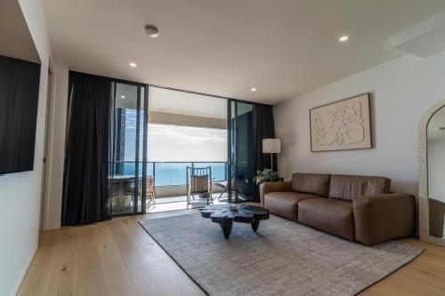 Zona d'estar a Luxury Ocean View Apartment - Oracle Tower 1 - 1Bed 1Study 1Bath 1Car