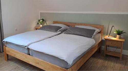 1 dormitorio con 2 camas y almohadas blancas y grises en Hortensie Speyer, en Speyer