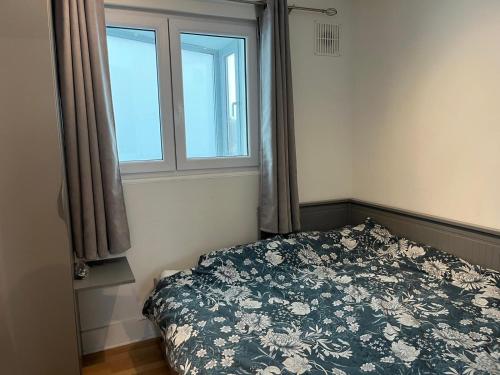 Rúm í herbergi á 2 double bedrooms apartment near airport & town