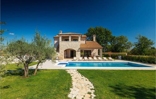 uma casa com uma piscina em frente em Villa Campi em Pula