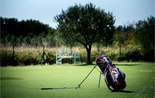 um saco de golfe em cima de um campo de golfe em Villa Campi em Pula