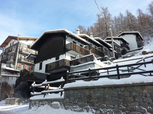 ヴァルトゥルナンシュにあるPetit Maison - Valtournencheの屋根に雪の家