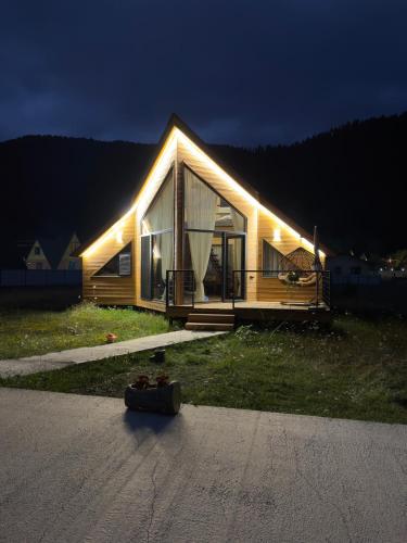 una pequeña casa con luces encendidas por la noche en Cottage Liantto, en Borjomi