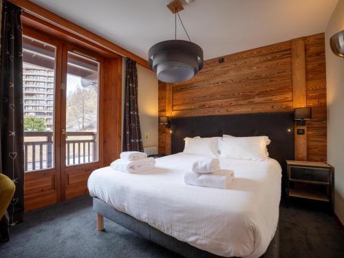 Giường trong phòng chung tại Chalet Hotel Ducs de Savoie