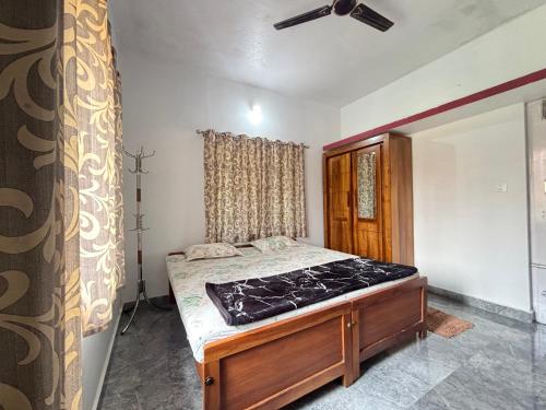 - une chambre avec un lit dans l'établissement Srishti Homestay, à Madikeri