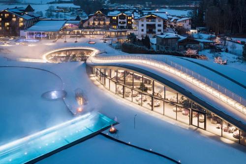 vista su un resort nella neve di notte di Hotel Krallerhof a Leogang