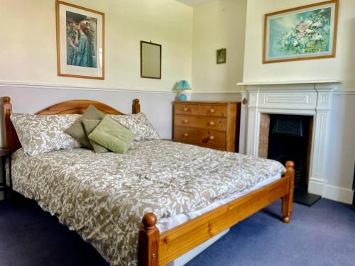 A bed or beds in a room at Damson Cottage