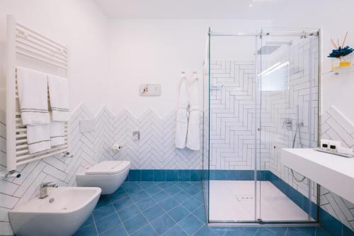 a bathroom with a shower and a toilet and a sink at Palazzo Pascal in Scala