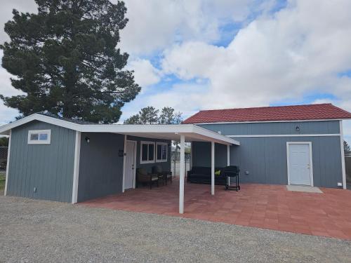 un garage grigio con tetto e patio di Sun Cabin #3 Pahrump a Pahrump