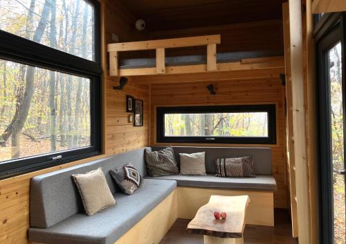 Khu vực ghế ngồi tại POP Tiny House Mátra